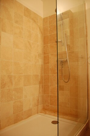 Douche, sĂšche-cheveux, serviettes fournies