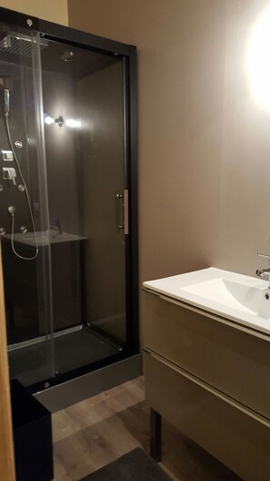 Badewanne, Haartrockner, Handtücher, Seife