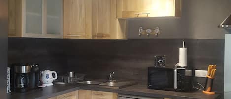 Réfrigérateur, micro-ondes, four, plaque de cuisson