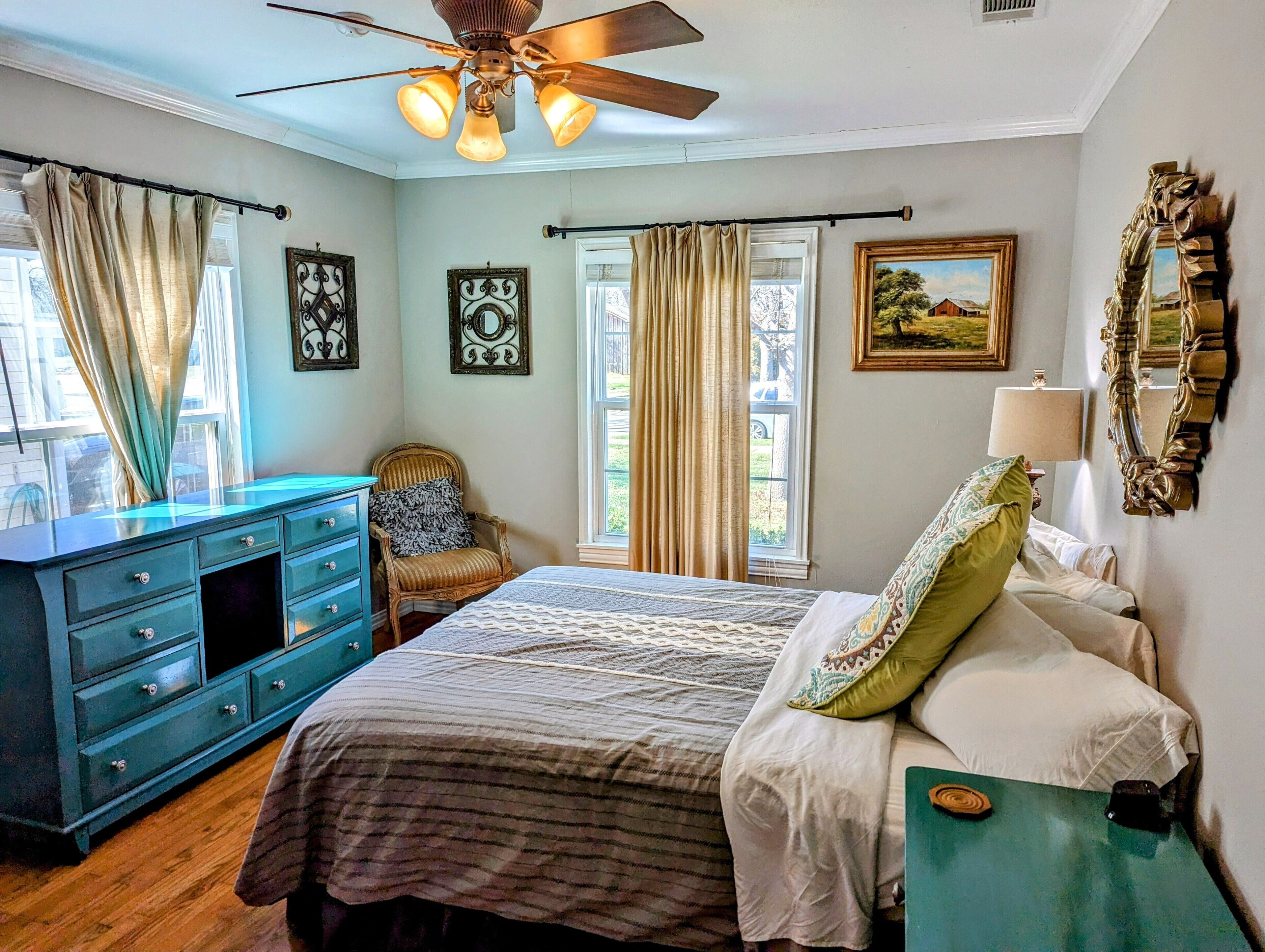 3 dormitoris, planxa i posts de planxar i un bressol de viatge 