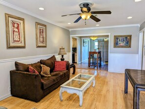 Fernseher, DVD-Player, Bücher