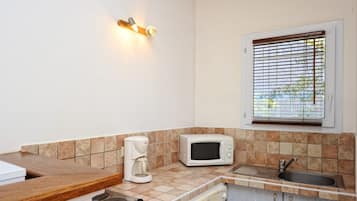 Refrigerador, microondas, parrilla de estufa y cafetera y tetera