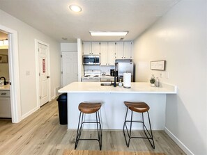 Jääkaappi, mikroaaltouuni, uuni, liesi