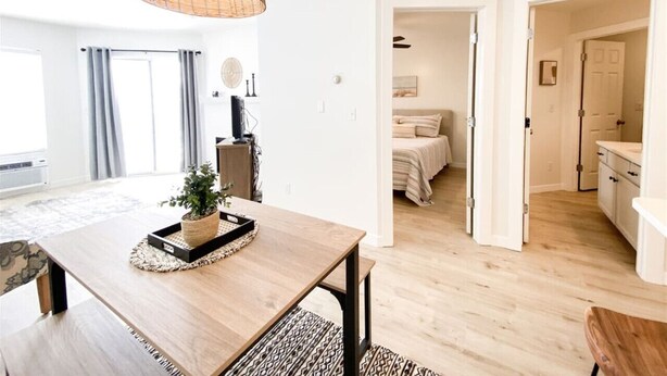Un appartement moderne comprenant un coin repas, une cuisine et une chambre.