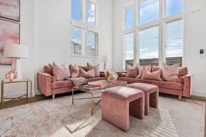 TV connectée, cheminée, livres, chaîne hi-fi