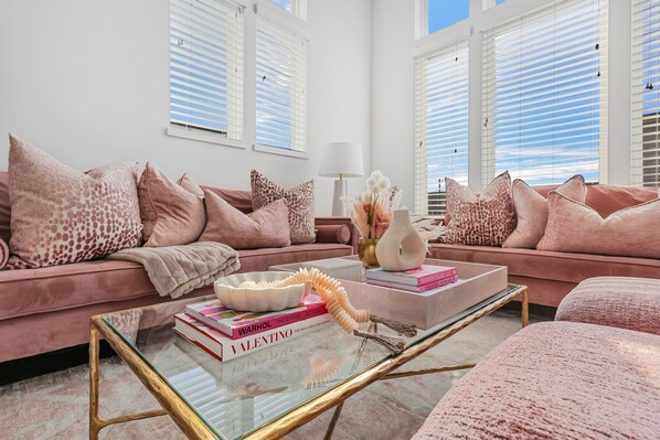 Smart TV, fireplace, books, stereo