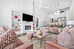 Älytelevisio, takka, kirjoja, stereot