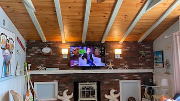 TV connectée, cheminée, lecteur de DVD, table de tennis de table