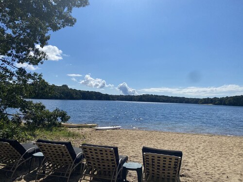 Front de mer, plage de sable dans la cour arrière