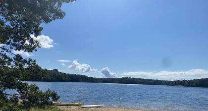 Front de mer, plage de sable dans la cour arriĂšre