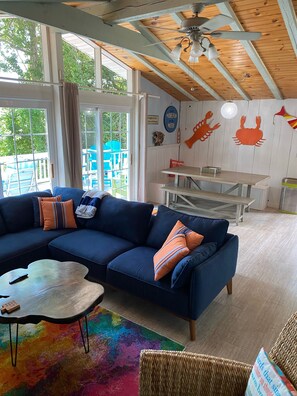 Älytelevisio, takka, DVD-soitin, pöytätennispöytä