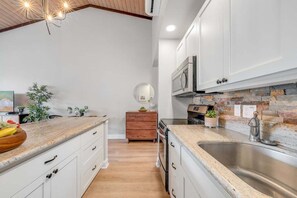 Frigorifero, microonde, forno, piano cottura