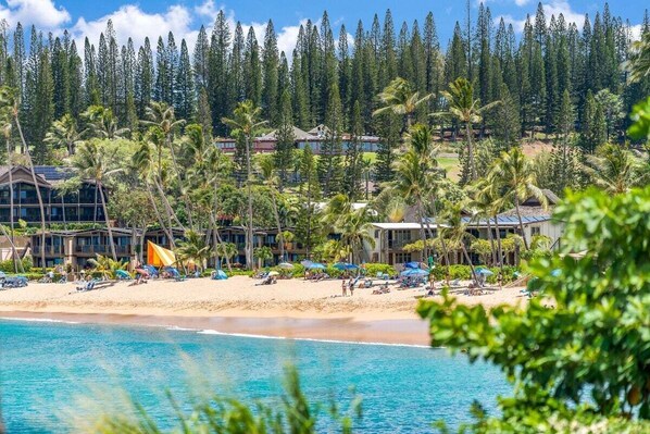 Na praia, espreguiçadeiras, toalhas de praia 