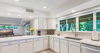 Private 4bd Home, Walk to Beach