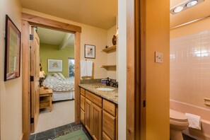 Ensemble douche/baignoire, sèche-cheveux, serviettes fournies, savon