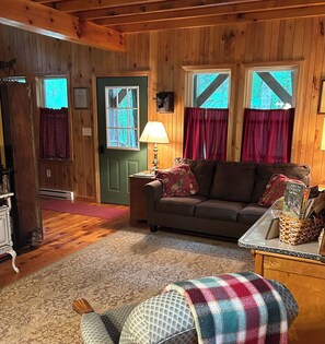 Smart-TV, peis, DVD-spiller og bøker