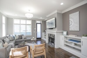 Smart TV, fireplace, books, stereo - FREE NIGHT DEAL! DOWNTOWN 1MI TO BROADWAY! #1 of 6 HOMES! Rooftop Deck BY VANDY! (Nashville)