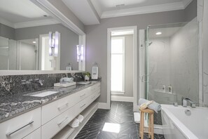 Combined shower/bathtub, hair dryer, towels, soap - FREE NIGHT DEAL! DOWNTOWN 1MI TO BROADWAY! #1 of 6 HOMES! Rooftop Deck BY VANDY! (Nashville)