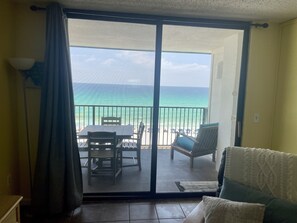 Älytelevisio, DVD-soitin, kirjoja