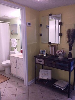 Suihkun ja ammeen yhdistelmä, hiustenkuivaaja, pyyhkeet, saippua