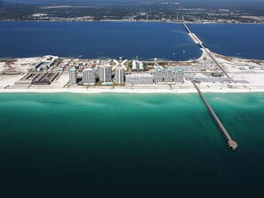 Rannalla, aurinkotuoleja