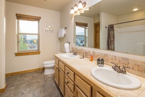 Combined shower/bathtub, hair dryer, towels, shampoo