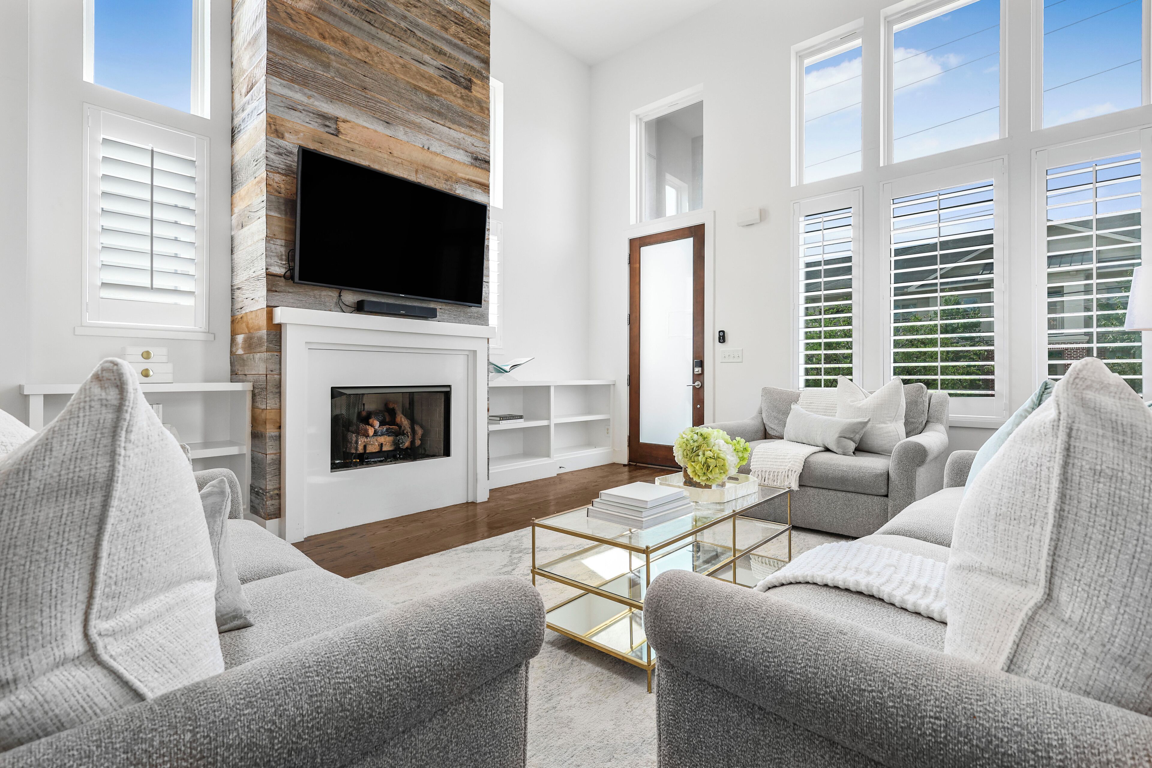 Smart TV, fireplace, books, stereo