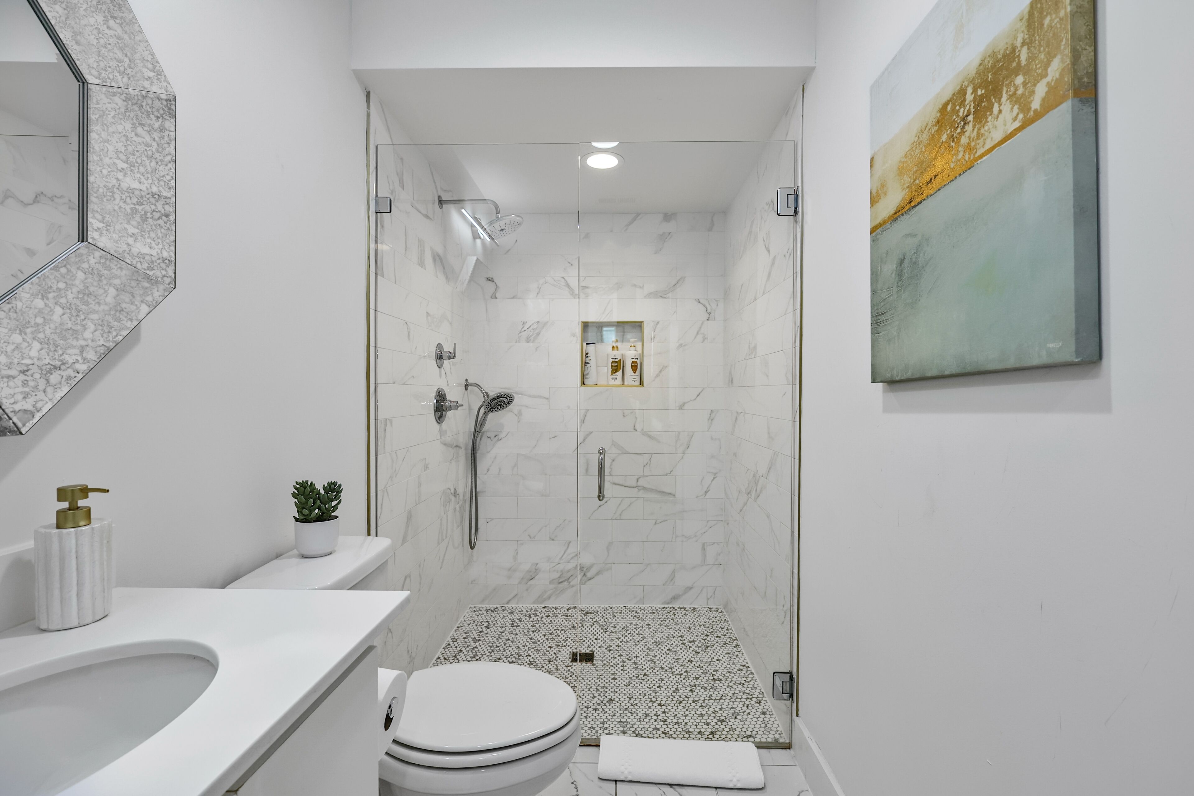 Un baño moderno con ducha, inodoro y lavabo.