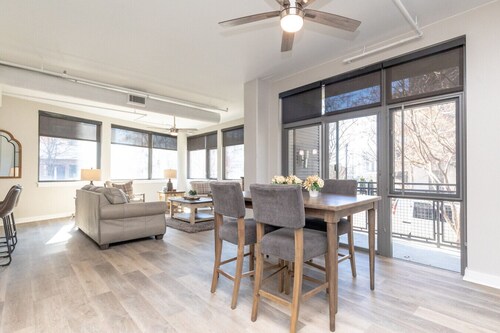 Luxurious Downtown  2 bedroom 2 bath with views 1M