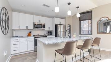 Réfrigérateur, micro-ondes, four, plaque de cuisson