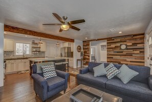 Smart TV, fireplace - Downtown Cottage 3 bdrm 2 bath Newly remodeled (Prescott)