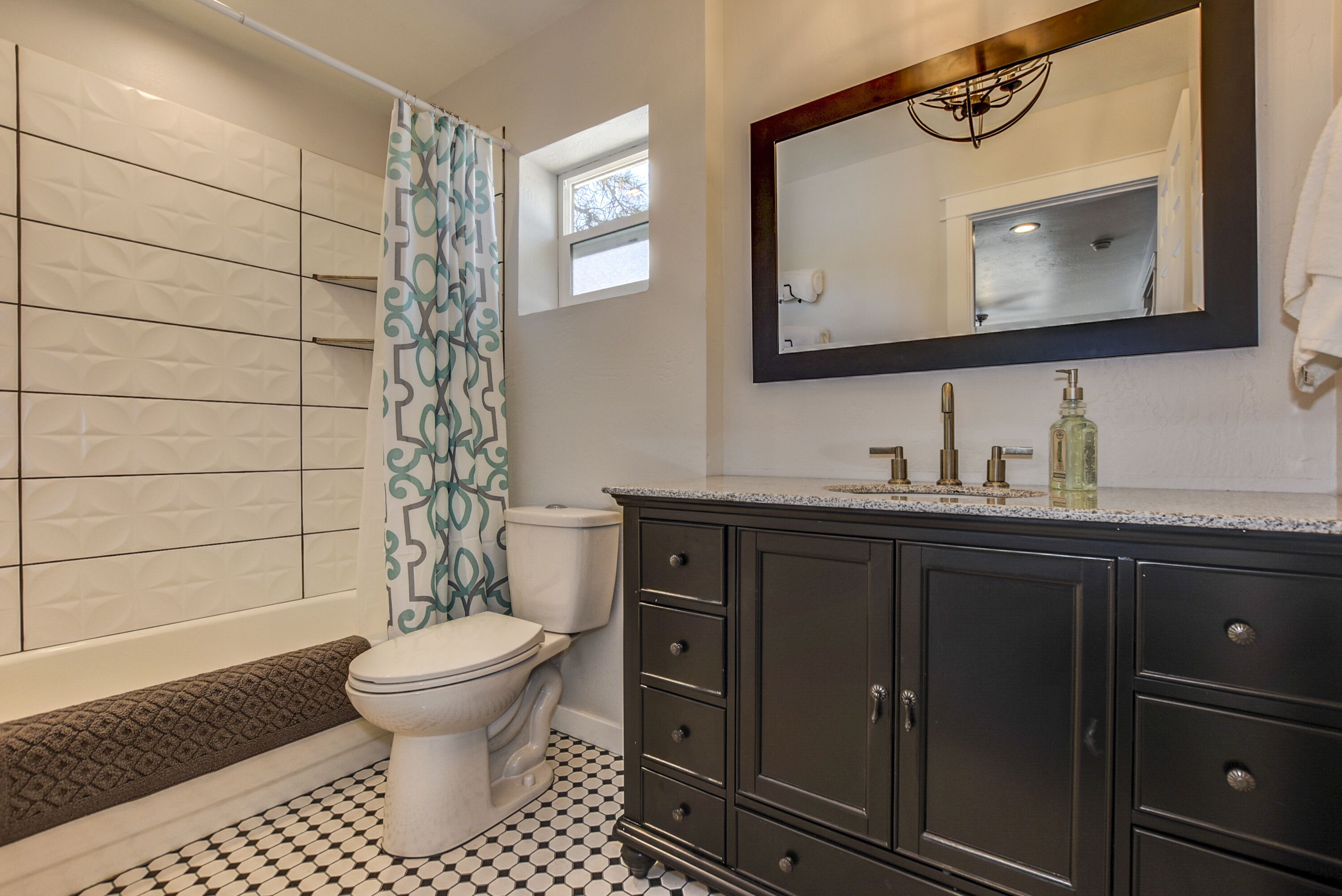 Secadora de cabello, toallas, shampoo, papel de baño 