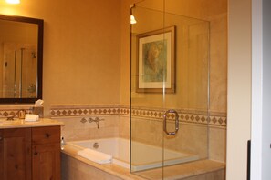 Bañera con ducha, secador de pelo, toallas, jabón