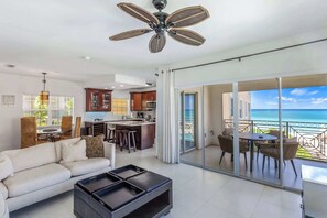 TV, books, offices - Beautiful Ocean Views. Steps away from the ocean! (Seven Mile Beach)