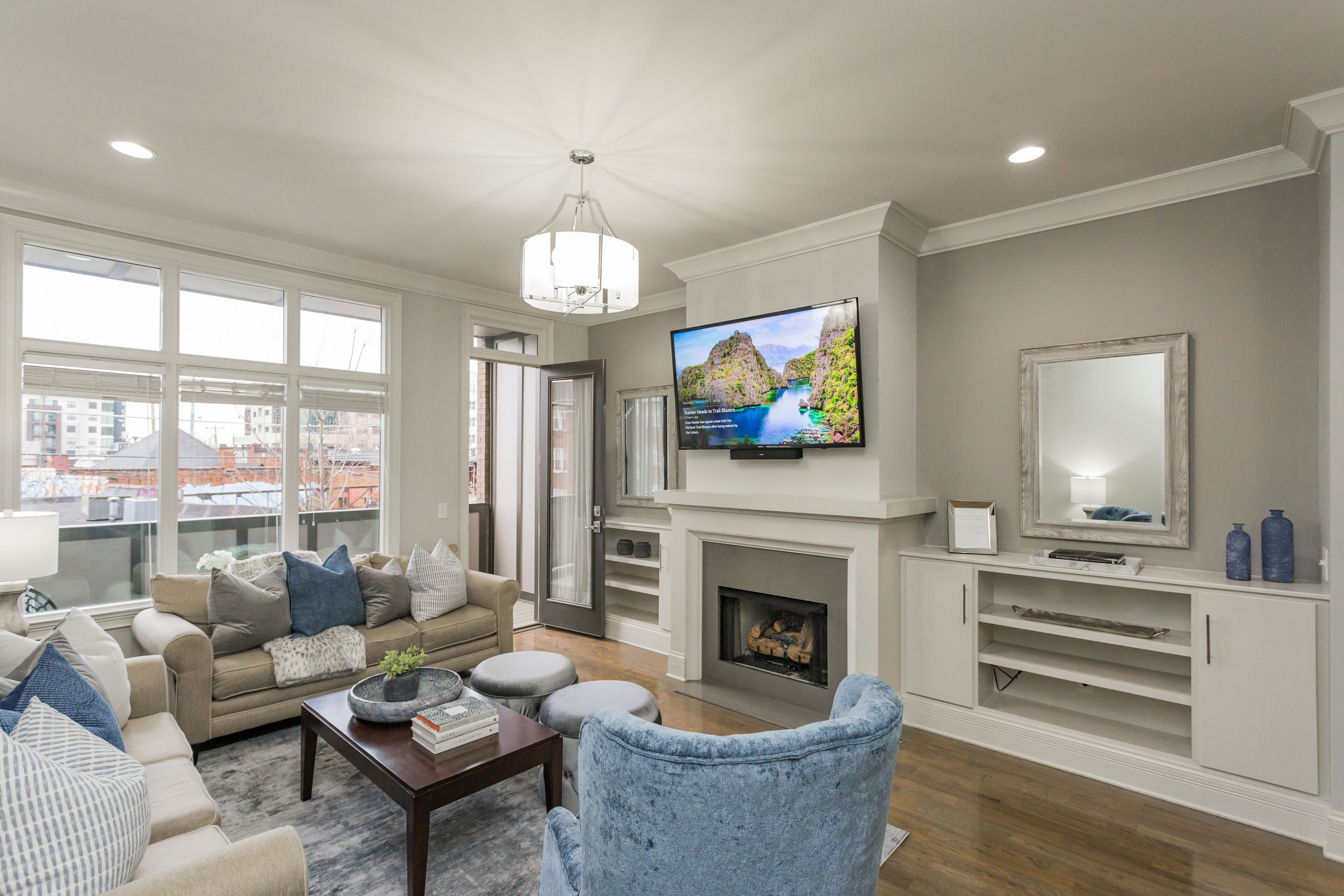 智能電視、壁爐、書籍、音響