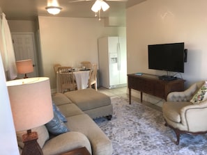 TV - Charming Bungalow House (West Palm Beach)