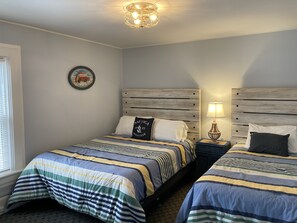 6 bedrooms, iron/ironing board, WiFi, bed sheets - Sleeps 15! DOWNTOWN LAKE GENEVA Fully Licensed for Weekend Rentals! (Lake Geneva)