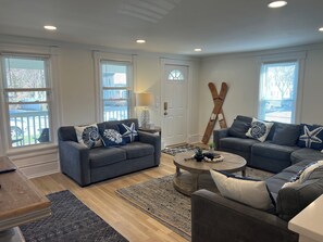 Televisión, reproductor de DVD y libros 