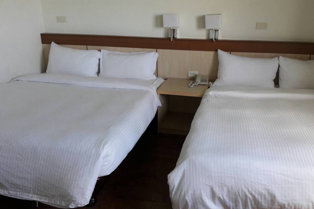 Habitación cuádruple estándar | Caja de seguridad en la habitación, escritorio y cortinas blackout