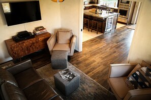 Smart TV, fireplace, DVD player, books - Parrett Mtn Estate: Hot Tub, Sauna, Cold Plunge, Fire Pit, Vine & Valley Views (Newberg)