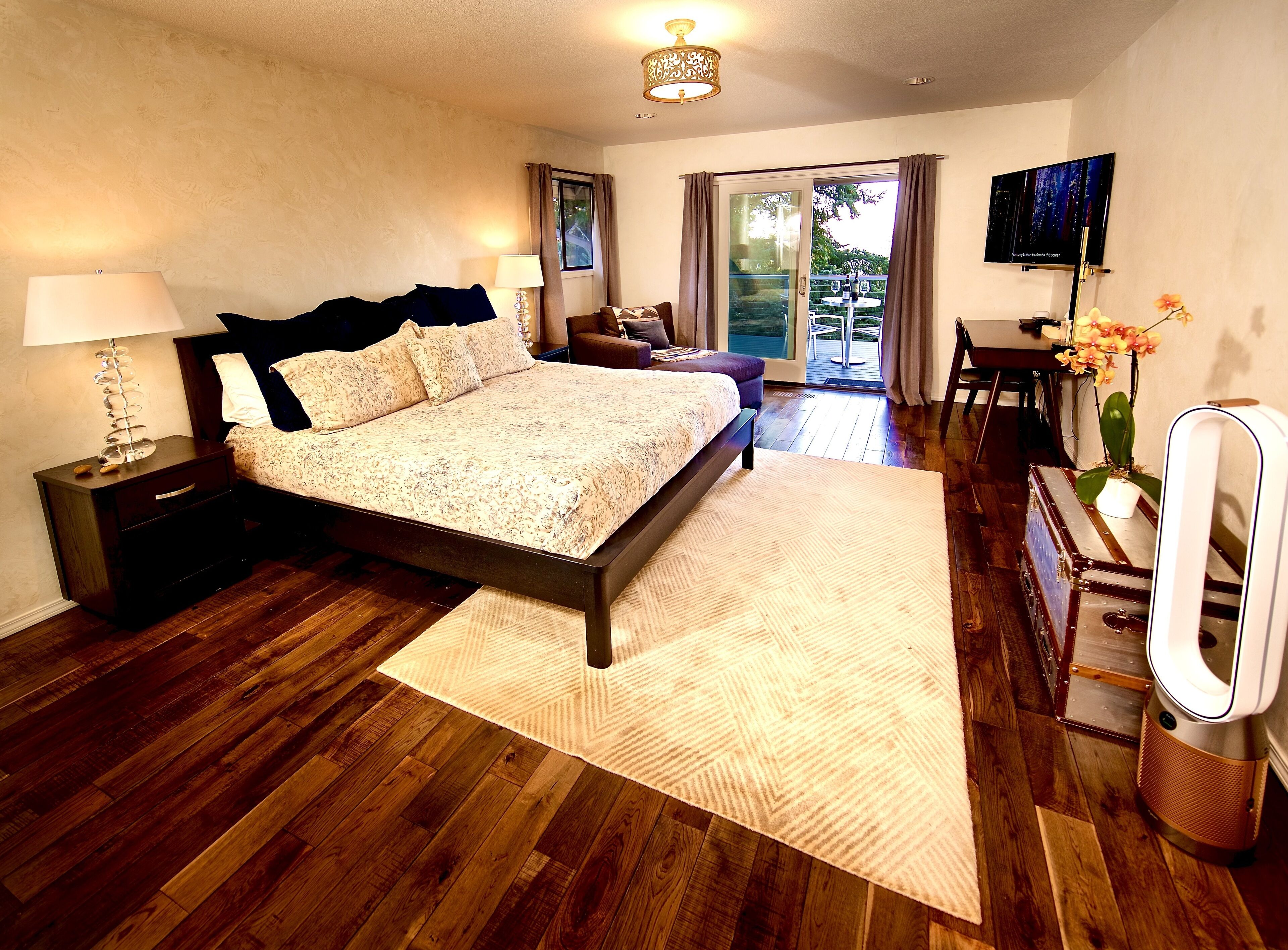 4 bedrooms, desk, iron/ironing board, travel crib