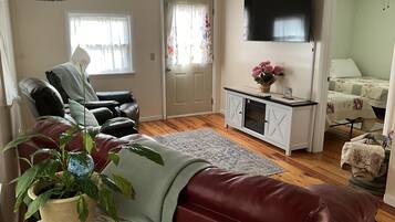 2 makuuhuonetta, tallelokero huoneessa, työpöytä, silitysrauta/-lauta