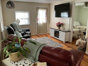 2 makuuhuonetta, tallelokero huoneessa, työpöytä, silitysrauta/-lauta