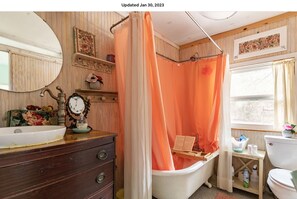 Suihkun ja ammeen yhdistelmä, hiustenkuivaaja, pyyhkeet, saippua