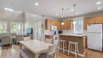 雪櫃、微波爐、焗爐、爐具