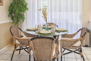 Dining - Venice Palm Villa - Minutes to the Beach - Screened Patio- Fenced yard! (Venice)