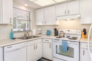 Fridge, microwave, oven, stovetop - Venice Palm Villa - Minutes to the Beach - Screened Patio- Fenced yard! (Venice)