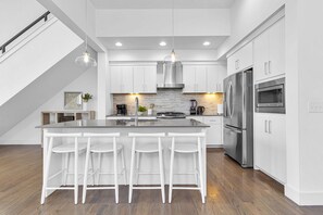 Frigorifero, microonde, forno, piano cottura