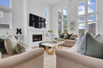 FREE NIGHT DEAL!! DOWNTOWN LUXURY! ONLY 2MI TO BROADWAY! #1 of 5 HOMES IN A ROW!