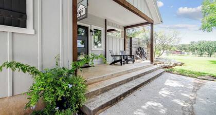 Hideaway in Fredericksburg w/ Hot Tub + Fireplace